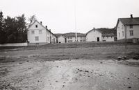 Handelsstedet sett fra sjøen. Fra venstre: hovedbygningen, stabburet, kårstua, borgstua og butikken. Fotograf: Halvor Vreim 1939. Kilde: Riksantikvaren