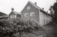 Hovedbygningen og stabburets bakside. Fotograf: Halvor Vreim 1939. Kilde: Riksantikvaren