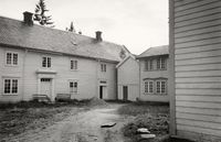 Gårdstunet. Hovedbygningen, stabburet, kårstua og hjørnet av borgstua. Fotograf: Halvor Vreim 1939. Kilde: Riksantikvaren