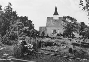 Postkort; Røyken kirke og kirkegården før den ble planert, og fra den tiden (antatt 1920-tallet) da kirkegårdene ikke ble stelt slik de blir i dag. (Fotograf ukjent / Røyken Historielag)