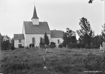 Den gamle steinkirken i Røyekn ble bygd på 1100-tallet av lokal stein - Røykengranitt. Overflaten har vært behandlet forskjellig oppgjennom årene. På bildet er Kirkeveggene pusset som firkantede blokker. Dette ble utført i 1849 og fjernet i 1936. Sener er steinveggene blitt hvitkallet. (Foto ca 1900, Edvard Rud)
