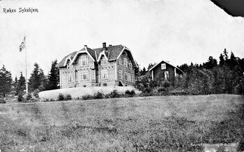 Bildet viser Røyken sykehjem ca. 1911. Sykehjemmet ble bygget i 1910. Det brant ned julaften 1916.(Fotograf ukjent / Røyken Historielags billedsamling)