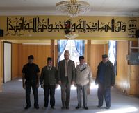 Imam og ahmadiyya-misjonær Ch. Shahid Mahmood Kahloon (i midten) saman med meinighetsmedlemmer inni Noor Moské (ahmadiyya) i Frognervn. 53 i Oslo. Foto: Olve Utne (2010).