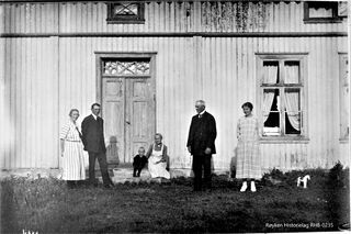 Familien Ramton (1865-1949) foran hovehuset. Bildet er tatt ca. 1925. Fra venstre ?, Karl Ramton (1897-1976), Hans (1923-2001), Marie Ramton, Hans Ramton (1865-1949), Ella Ramton?. Fotograf ukjent.