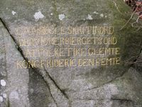 Stedsanvisning for kong Frederik 5.s inskripsjon som står litt lenger opp i bakken enn de andre. Foto: Roy Olsen (2005).