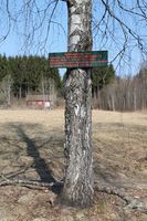 Kulturhistorisk skilt om Milorgs radiostasjon «Kari», som sendte fra flere steder i Maridalen. Foto: Chris Nyborg (2014).