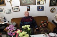 Ragnvald Teien fra Horten med den engelske tapperhetsmedaljen han fikk i i 1946 på brystet - hjemme i leiligheten i Åsgårdstrand. 91-åringen ble fotografert i 2015. Foto: Svend Aage Madsen (2015).