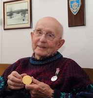 91 år gamle Ragnvald Teien fra Horten var bare 19 år gammel da han gikk på jobben med en veske full av sprengstoff. Hans oppdrag var å senke en tysk jager som var nesten ferdigbygget ved Horten Verft. 71 år etter at Ragnvald Teien senket skipet fikk han i 2015 endelig sin velfortjente medalje fra Norge. Han fikk den engelske tapperhetsmedaljen i 1946. Foto: Svend Aage Madsen (2015).