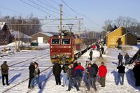 Et chartertog med jernbaneentusiaster har ankommet Rakkestad stasjon. Foto: Leif-Harald Ruud (2007).