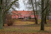 Hovedbygningen på Rakkestad prestegård. Foto: Leif-Harald Ruud (2023).