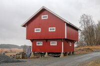 Prestegårdens stabbur fra omkring 1900. Foto: Leif-Harald Ruud (2024).