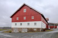 Driftsbygningen på prestegården. Foto: Leif-Harald Ruud (2024).