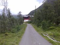 Rallarvegen kjem ned til Mjølfjell ved ungdomsherberget. Foto: Trond Nygård (2011).