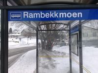 Busskuret ved Rambekkmoen, der Toten Cellulose hadde tømmeropplag og kjerrat. Virket gikk på taubane over Østre Totenveg til Hunndalen.