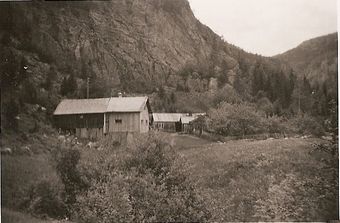 Ramberg med fjøset.jpg