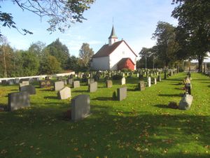 Ramnes kirkegård 2012.jpg