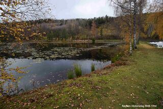 Den midterste av de tr isdammene som ble anlagt på 1890-tallet er bevart. Den ligger syd for, og høyere enn øverste del av campingplassen. Fylkesvei 2686 passerer rett ved siden av dammen. Det er nå tilrettelagt turvei rundt dammen. (Foto Victor Iversen)
