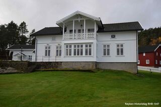 Hovedbygningen sett fra sjøsiden. Bygget er opprinnelig fra 1801, men senere påbygd 2. etasje og ombygd. (Foto Victor Iversen)