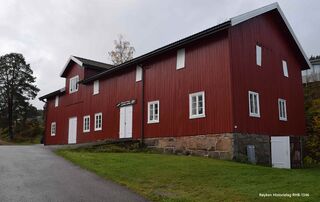 Låven på gården. Gamle deler av låven kan spores tilbake til siste del av 1700-tallet. Foruten driftsbygning er det i låven også et lite privat isdrift-museum. (Foto Victor Iversen)