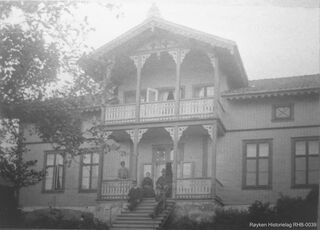 Våningshuset på Ramton gård sett fra sjøsiden. Bildet er tatt ca. 1900. Fotograf ukjent.
