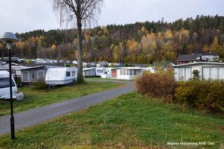 Det flate området der butikk og campingvogner står i dag, var området der de to første isdammene på Ramton ble anlagt i på 1850-tallet. (Foto Victor Iversen)