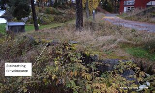 Nedenfor den bevarte isdammen finnes rester av en oppbygd vei for transport av is fra dammen fram til isstabelen. Isen ble dratt frem med hest og slede (slådd). (Foto Victor Iversen)
