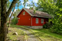 Den gamle stua på husmannsplassen Ravnåsen ligger like øst for blokkene i Hallagerbakken borettslag. Her er det i dag «byttestue» i regi av Frivillighetssentralen. Foto: Leif-Harald Ruud (2020)