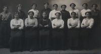 Gruppefoto fra da Jenny Reed gikk på meieriskolen i Ålesund omkring 1912-13.(Gårdsarkiv Kvamme/Jarl V. Erichsen)