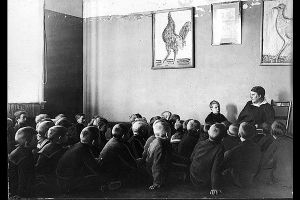 Regine Normann forteller eventyr.jpg