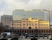 Regjeringskvartalet sett fra Youngstorget november 2025, med Møllergata 19 foran den nye D-blokka, og bak til venstre Høyblokka. Foto: Stig Rune Pedersen