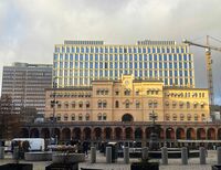 Regjeringskvartalet sett fra Youngstorget november 2025, med Møllergata 19 i forkant. Foto: Stig Rune Pedersen