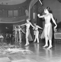 Fra en dansoppvisning på Regnbuen. Foto: Dagbladet/Norsk Folkemuseum (1966).