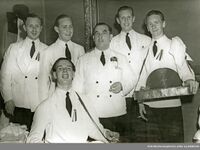 Servitører og «sigarettgutter» under en 17. mai-fest. Foto: Arbeiderbevegelsens arkiv og bibliotek (1950-1955).