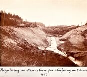 Regulering av Rise-elven før sløifning av 2 broer 1867. Kilde: Jernbanemuseet