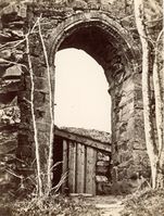 Portal i kirkemuren. Foto: Otto Krefting