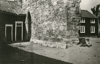 Restene av kirka er sammenføyd med hovedbygningen fra 1866. Foto: Johan Meyer (1928).