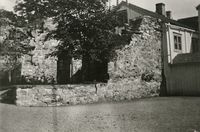 Rester av kirkemuren. Foto: Johan Meyer (1928).