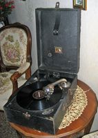 Platene fra Grammofonplatefabrikken ble oftest spilt på en reisegrammofon med sveiv for mekanisk fjærtrekk av denne typen.