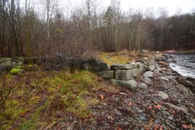 Kyststien innerst i Nærsnesbukta går rett over restene av de gamle grunnmurene til isstablene på Flatsrtanden (Foto: Victor Iversen)