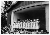 Sagdalen skoles pikekor opptrer på 17. mai 1952. Foto Odd H. Arnesen.