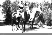 Ukjente kvinner til hest.