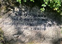 Gravminnet til ekteparet Rigmor Frimannslund Holmsen og Andreas Holmsen. Foto: Stig Rune Pedersen