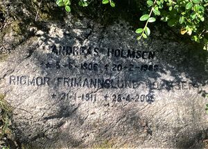 Rigmor Frimannslund Holmsen og Andreas Holmsen grav.jpg