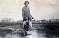 Riis 1955. Kasernen på Riissletta i bakgrunnen. Fotokilde Torkil Horne.