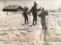 Riissletta 1961. Kasernen fortsatt synlig i bakgrunnen. Fotokilde Torkil Horne.