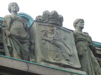 Detalj fra fasen til Bankplassen 4, med riksløven. Foto: Stig Rune Pedersen