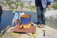 Det legges en skjerm av bølgeblikk rundt fortøyningsfestet oppå ildfaste stein, for å beskytte fjellet.