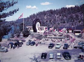 Ringnes skysstasjon med hjulet, reklame for Viking Gummivarefabrikk fra 1932. Foto: Oppegård historielag (ca 1960).