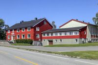 Forsamlingshuset Tingvang like øst for Ringsaker kirke. Foto: Leif-Harald Ruud (2025).