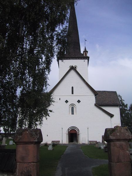 Fil:Ringsaker kirke.JPG